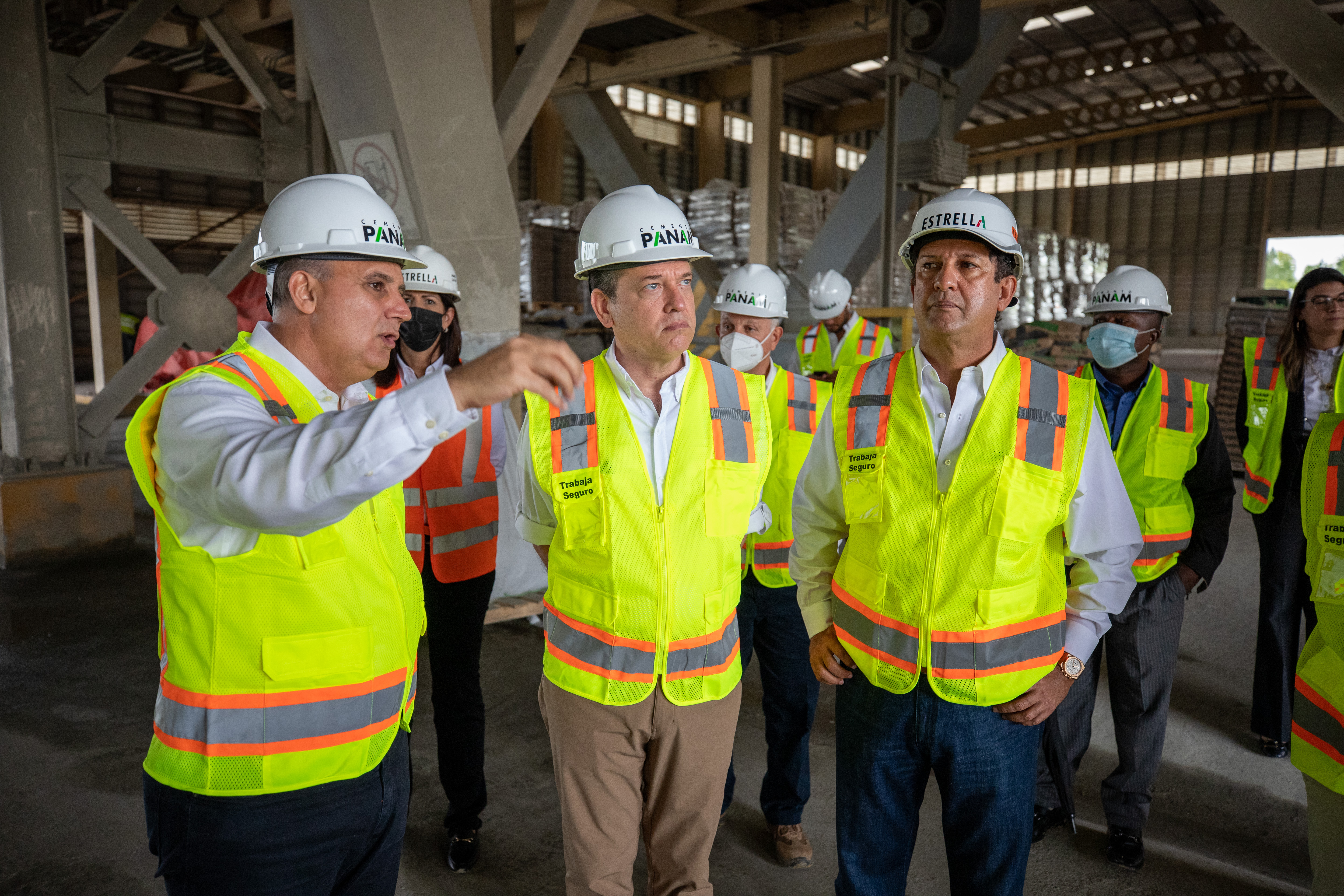 Ito Bisonó destaca aportes de Cemento Panam a industria construcción
