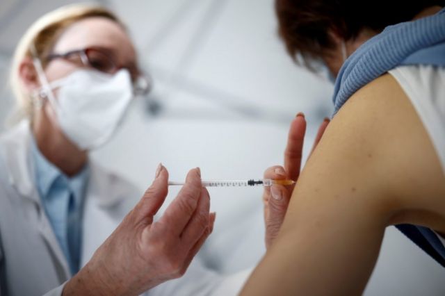 Aumenta flujo de personas en centros vacunación tras nuevas medidas