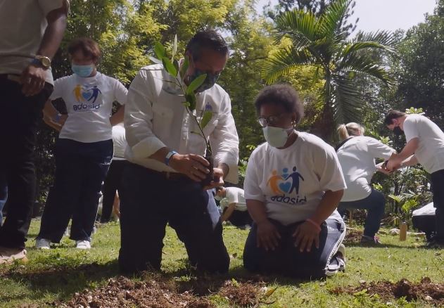 Medio Ambiente integra estudiantes de ADOSID en plantación de árboles