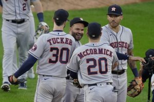 Jugadores de los Astros celebran su avance a la serie de campeonato de la Liga Americana