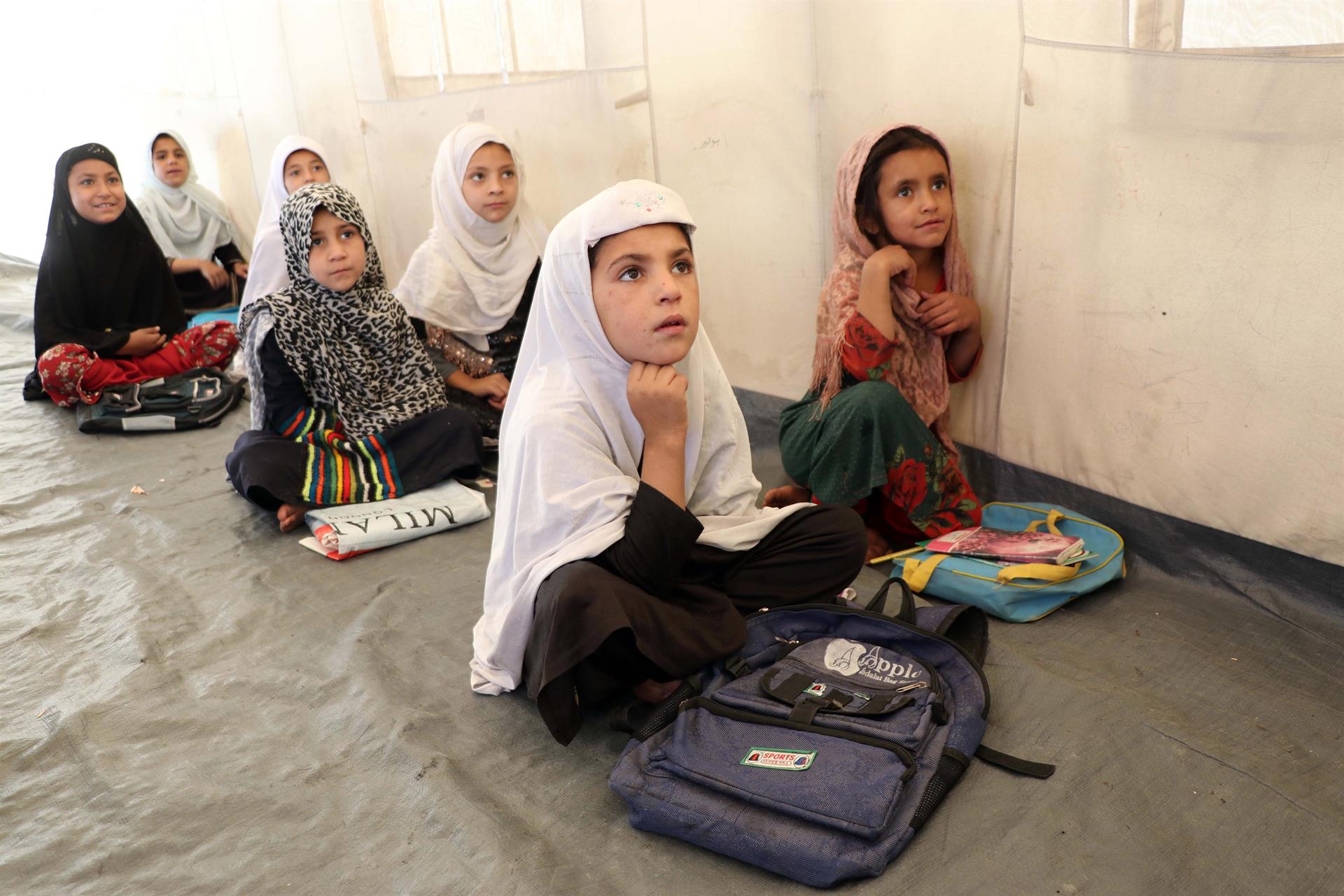 Talibanes permitirán "pronto" a las niñas regresar a las escuelas
