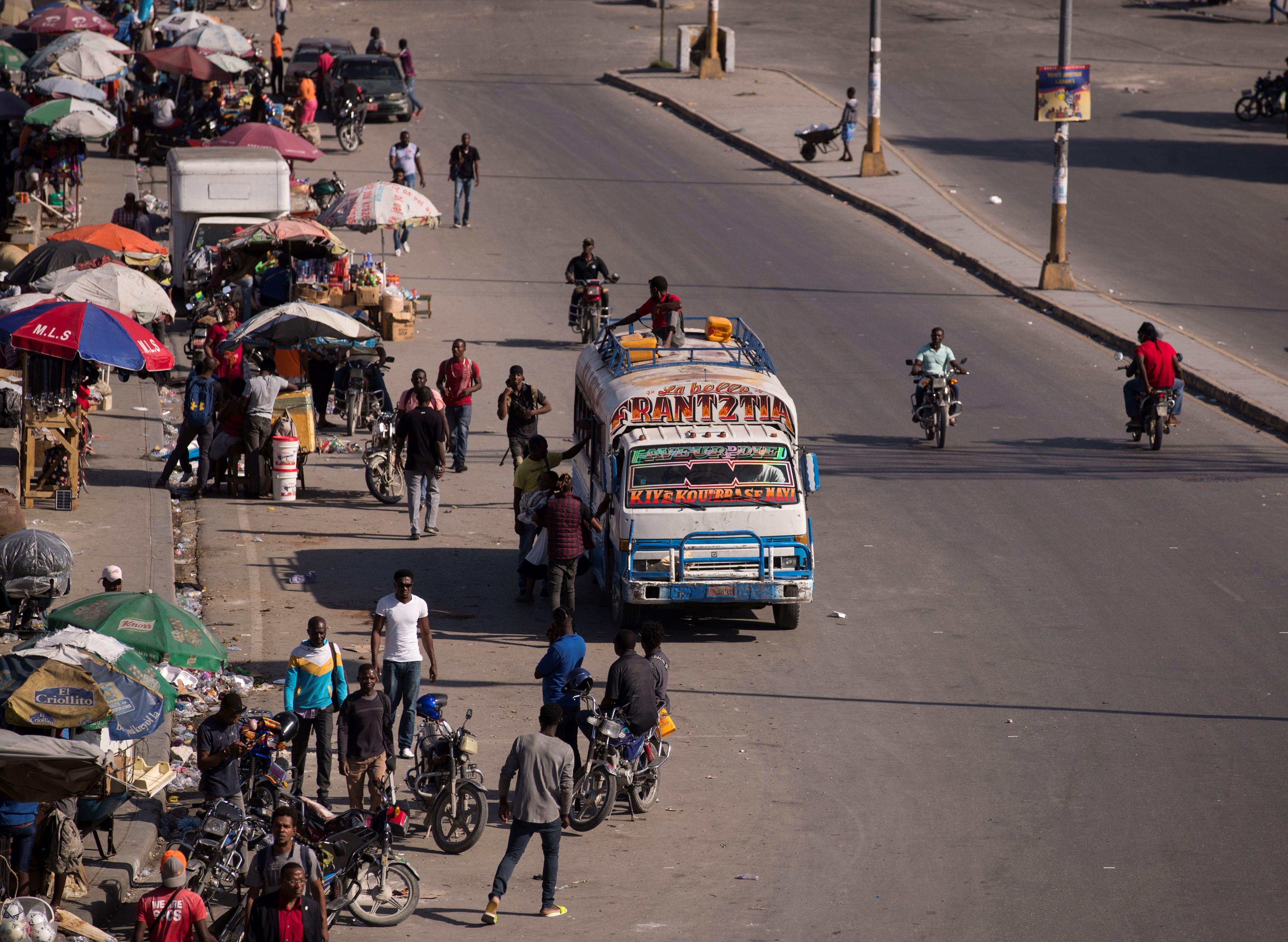 Haití vive tercera jornada de paro con aumento actividad en la capital