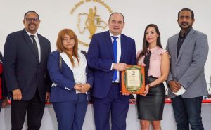 Colegio de Abogados reconoce a dominicana experta en migración