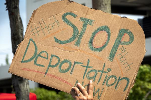 Activistas exigen a Biden detener las deportaciones de haitianos