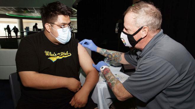 Nueva York obligará a sus funcionarios a vacunarse