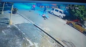 Desconocidos arrastran mujer contra el pavimento para atracarla en SDO