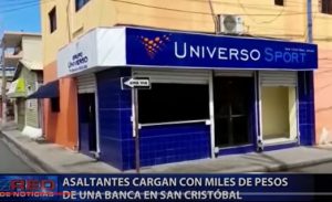 Asaltantes cargan con miles de pesos de una banca  Universo Sport en San Cristóbal