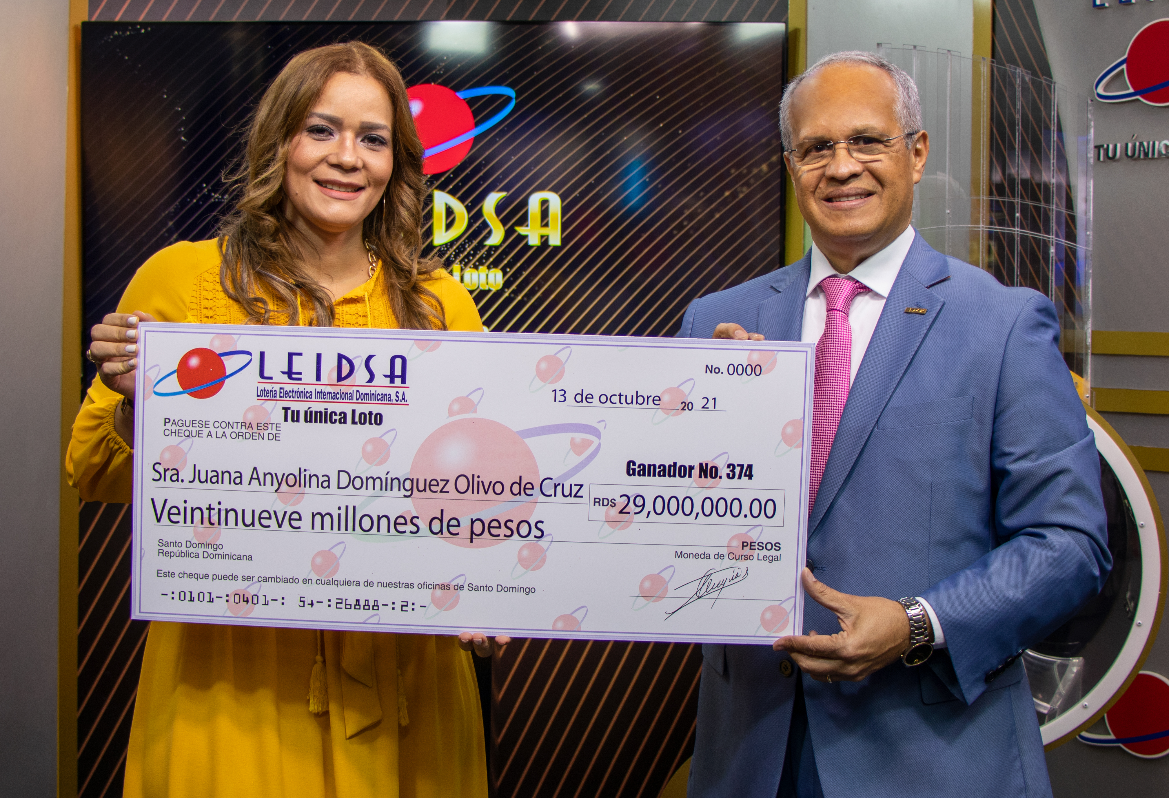 LEIDSA entrega 29 millones de pesos a nueva ganadora de la LOTO