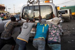 El combustible comenzó a llegar este viernes a los hospitales de Haití, donde en la última semana medio centenar de centros sanitarios tuvieron que suspender sus servicios al haber agotado sus reservas.