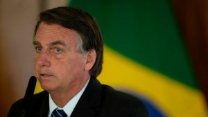Retiran video en que Bolsonaro vincula vacuna anticovid al sida