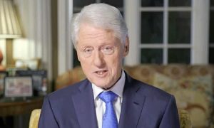 Bill Clinton pasará una noche más en un hospital en California