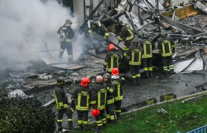 Mueren ocho personas al estrellarse avión contra edificio cerca Milán 