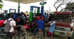 Haitianos cruzan a Elías Piña para abastecimiento de combustibles