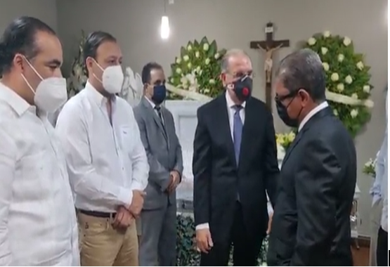 Danilo Medina acude a dar el pésame a Marino Collante en Santiago