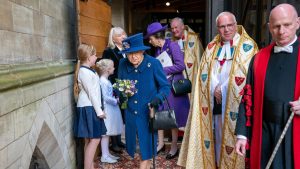 A sus 95 años, la reina Isabell II usa bastón por primera vez en público