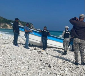 Investigan procedencia de lancha que encalló en costas de Barahona