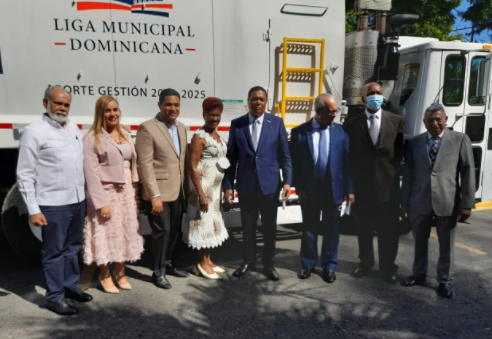 LMD entrega camión compactador a Alcaldía de Monte de Plata