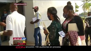 Haitianos acuden a Migración a regularizarse y renovar carnets