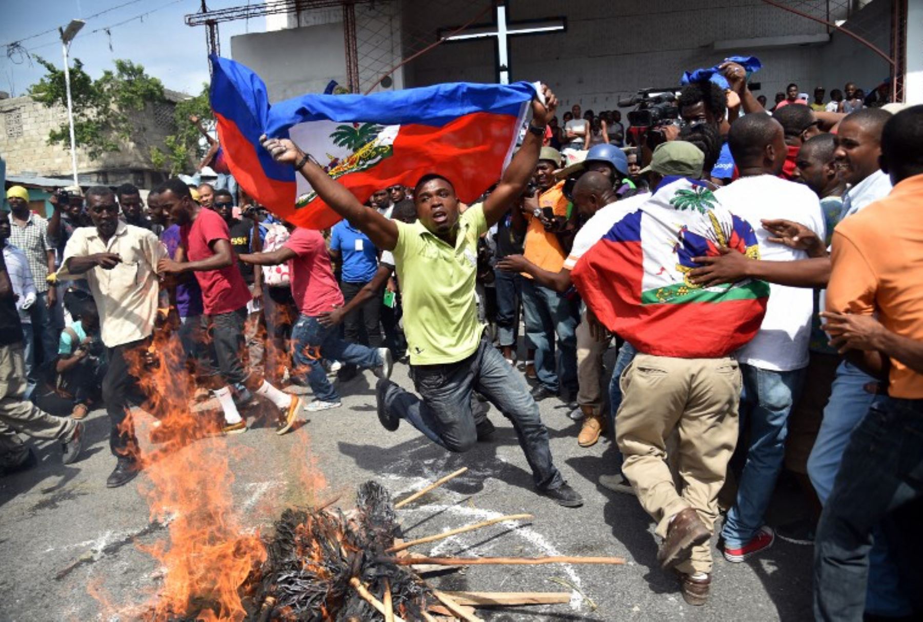 Aseguran gobierno no democrático podría ser la solución de Haití