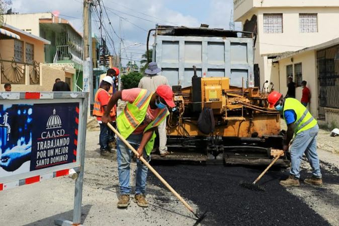 CAASD realiza asfaltado en sectores de Santo Domingo Norte