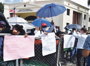 Frente al Palacio Nacional exigen cese de desalojos en barrios de RD