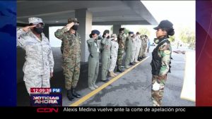 Mujeres militares comandan tradicional izada de bandera en el MIDE