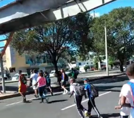 Estudiantes arriesgan sus vidas por falta de un puente peatonal