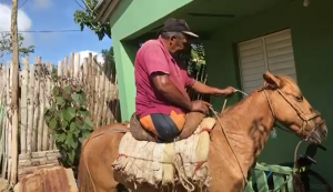 Hombre sin piernas monta a caballo y es agricultor en Hato Mayor