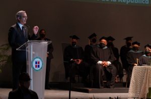 Presidente Abinader encabeza graduación de 762 estudiantes de la UNPHU