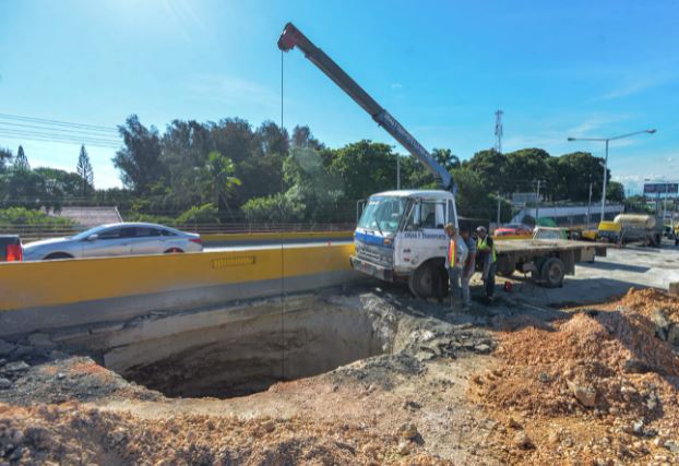 MOPC informa trabaja 24 horas para resolver socavón del KM 12 autopista Duarte