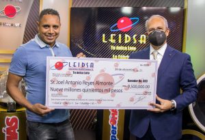 Mecánico recibe 9.5 millones de premio dividido del sorteo Loto