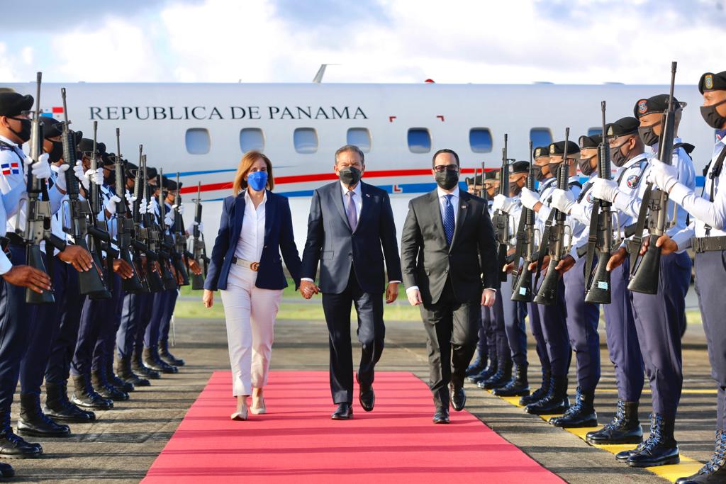 Llegan a República Dominicana presidentes de Costa Rica y Panamá