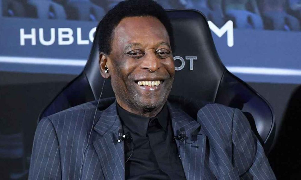 El futbolista Pelé sale del Hospital a tiempo para las navidades
