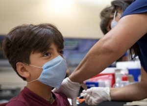 OMS no recomienda vacunación general anticovid en niños y adolescentes