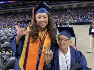 Longevo de 87 años se gradúa de la universidad junto a su nieta