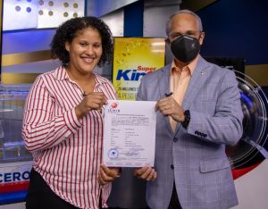 LEIDSA entrega certificado a ganadora de Súper Kino TV