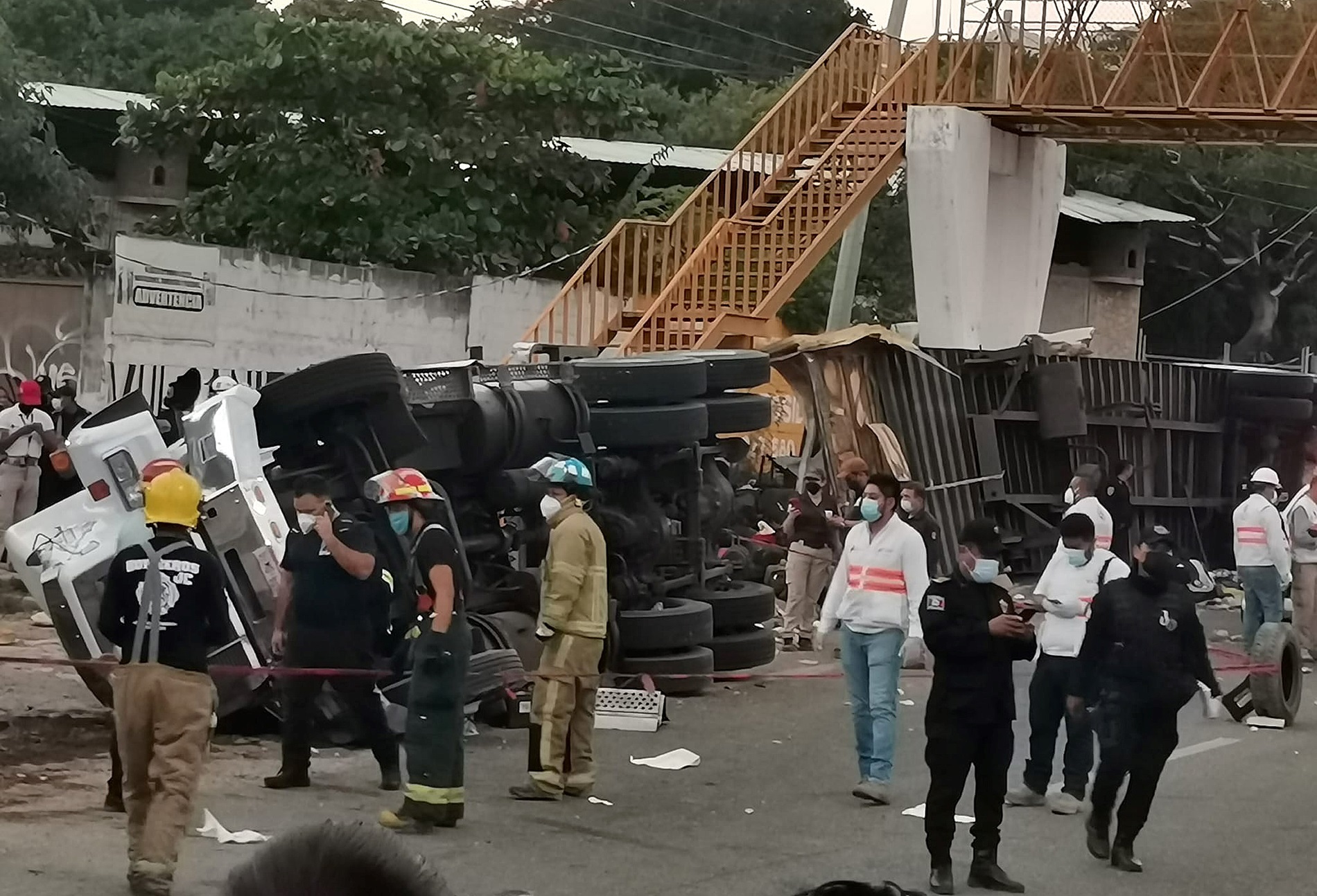 Aumenta 55 inmigrantes muertos tras volcar camión en sureste de México