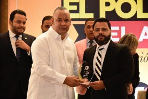 Reconocen liderazgo de diputado Leonardo Aguilera en Premio El Político del Año