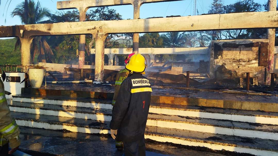 Incendio consume complejo Casa Bonita en Barahona casi en su totalidad