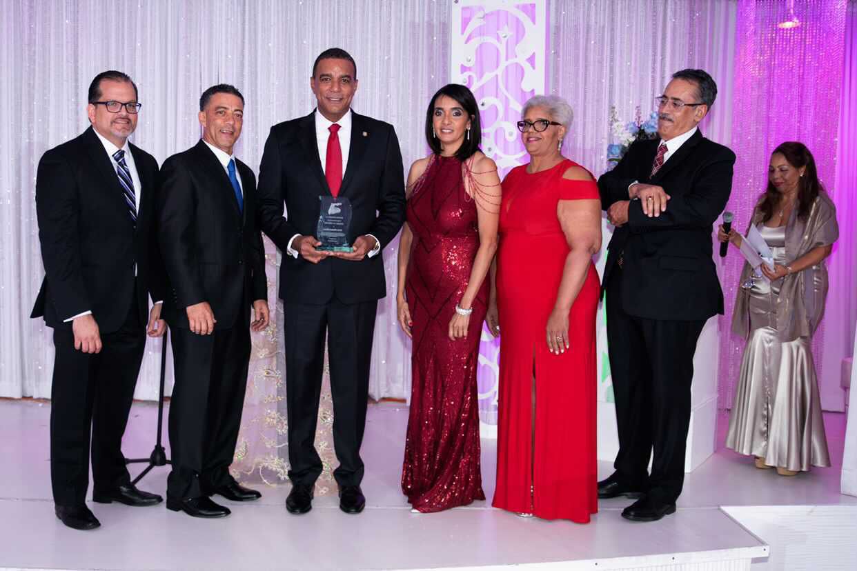 Mocanos en Miami entregan reconocimiento al senador Carlos Gómez
