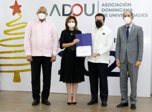 Vicepresidenta Raquel Peña encabeza entrega certificados de ADOU