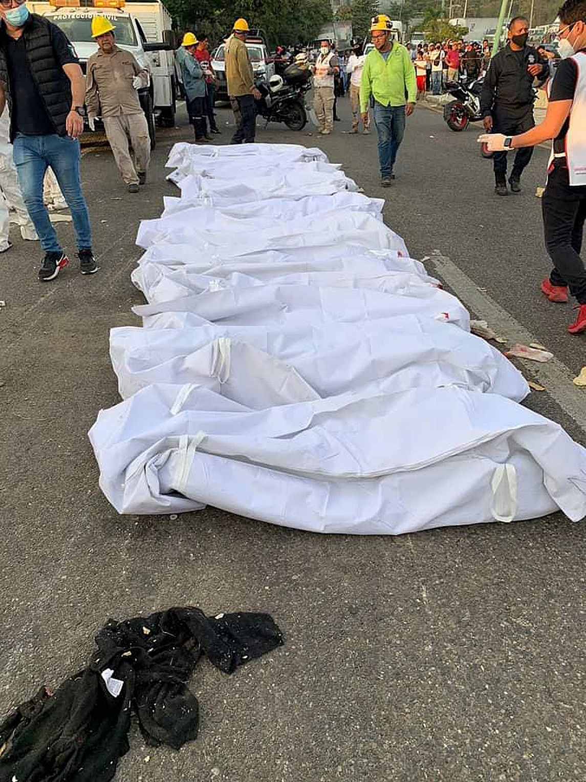 Cuerpos de fallecidos en la zona del accidente de un camión donde viajaban migrantes