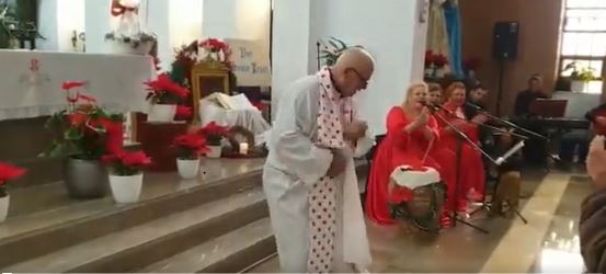 El cura sorprende a los feligreses bailando flamenco en plena misa