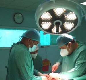 Ney Arias realiza operativo quirúrgico para disminuir lista de espera