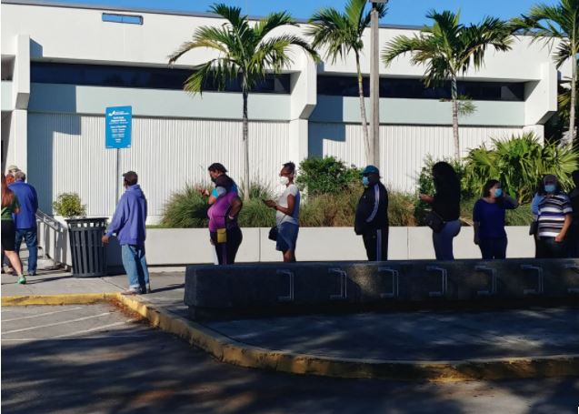 Largas filas se registran en Miami para hacerse su prueba de COVID-19