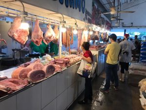 Vendedores y consumidores se quejan por escases carne de cerdo y pollo