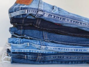 Joven diseñadora industrial recomienda lavar los jeans en la nevera
