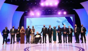 Casilda Luna recibe premio al Emigrante Dominicano Oscar de la Renta
