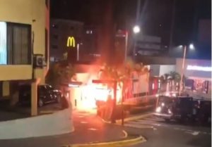 Se incendia vehículo en autoservicio del restaurante McDonald's