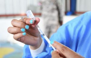 Decenas acuden a centros de vacunación para aplicarse tercera dosis